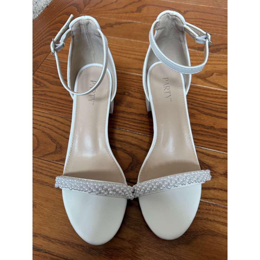 Women’s White Pearl Party Dress Shoes Size 7 EUC